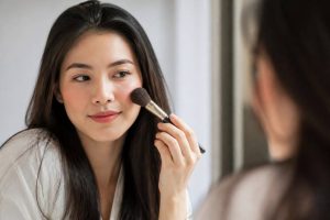 Appliquer le blush : les techniques pour un teint frais et naturel