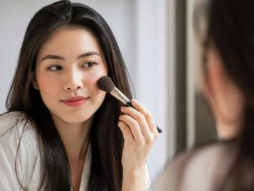 Appliquer le blush : les techniques pour un teint frais et naturel
