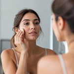 Les gestes essentiels pour préparer sa peau avant le maquillage et améliorer le rendu