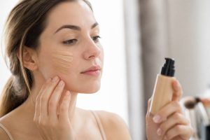 Comment choisir le fond de teint idéal selon son type de peau pour un maquillage parfait