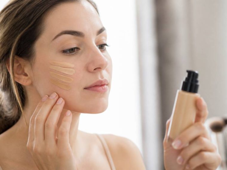 Comment choisir le fond de teint idéal selon son type de peau pour un maquillage parfait