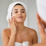 Comment choisir le fond de teint idéal selon son type de peau pour un maquillage parfait