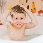 Gel douche lavant enfant : comment choisir un soin doux pour la peau fragile