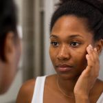 Masque de grossesse peau noire : causes, traitements et astuces pour l’atténuer