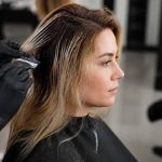 Brune à blonde : comment réussir sa transformation capillaire sans abîmer ses cheveux
