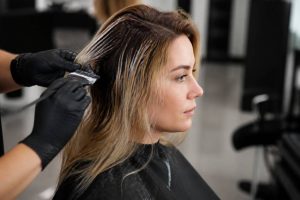 Brune à blonde : comment réussir sa transformation capillaire sans abîmer ses cheveux